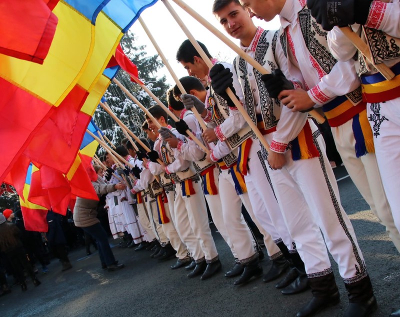 VIDEO&FOTO/ Cinci mii de oameni au îndurat gerul ca să participe la parada de 1 Decembrie. 600 de militari, jandarmi, pompieri şi poliţişti au defilat la Craiova