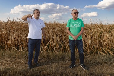 „Să vedem ce poate repara natura", spune Dan Trifu (dreapta) | Foto: Eli Driu / Libertatea
