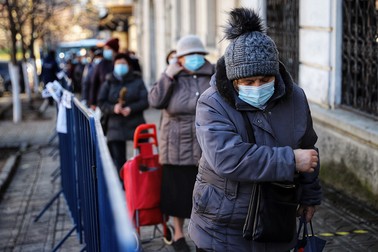 Credincioșii care vor să ducă acasă agheasmă mare sfințită se vor așeza la un rând delimitat de garduri, câte unul