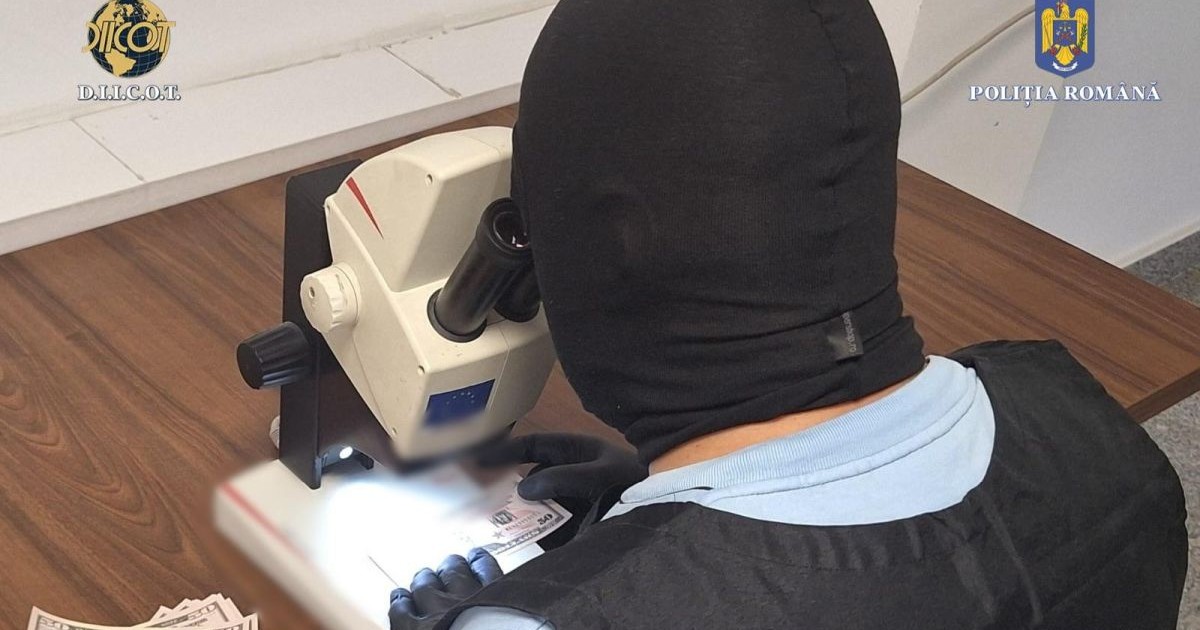 Un procuror DIICOT testează autenticitatea unor bancnote de 50 de dolari la un verificator