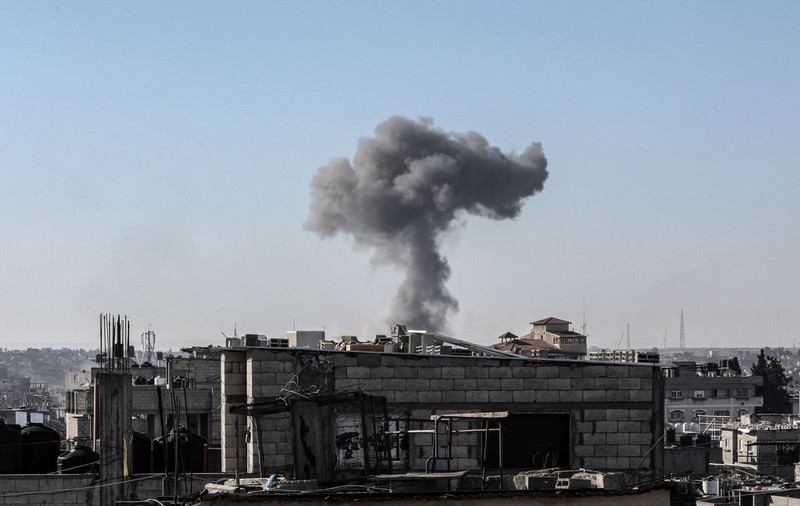 Israelul a atacat Rafah la o zi după tirul de rachete lansat de Hamas către Tel Aviv. Zeci de palestinieni au murit