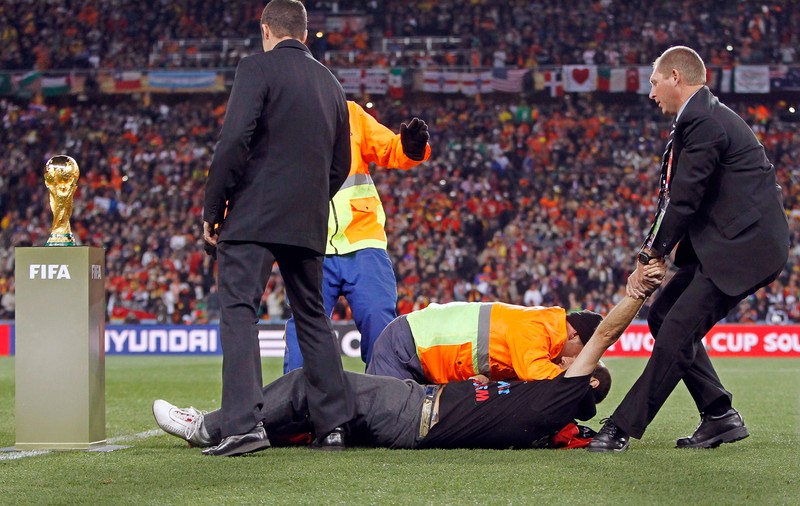 VIDEO / Vi-l mai amintiţi pe Jimmy Jump? În ce stare a ajuns fanul catalan