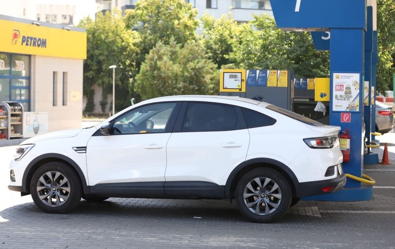 O mașină albă este parcată la o benzinărie Petrom din București, 4 august 2026