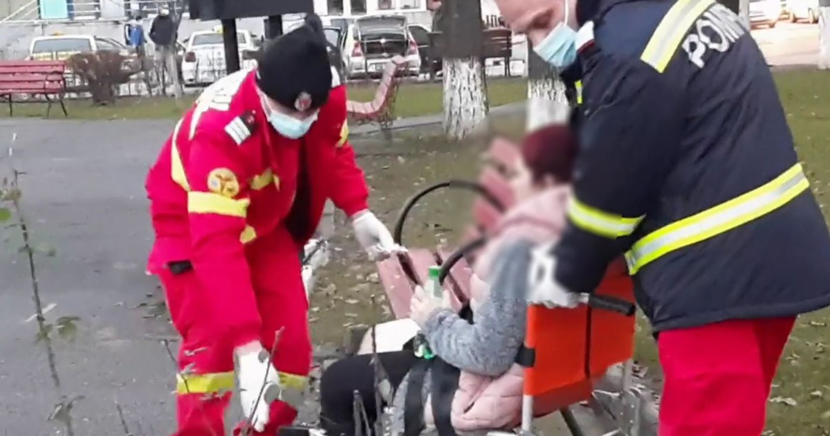 Urmele de sânge, în apropierea băncii pe care stăteau mama și fetița ei