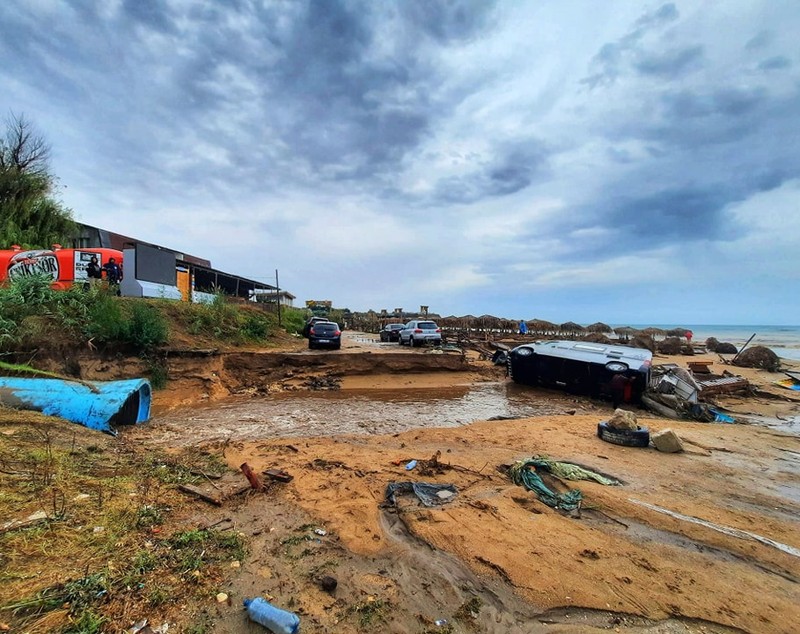 Urmările ploilor puternice de pe litoral. La Mangalia au căzut 200 l/mp. Maşini luate de apă, inundaţii în mai multe staţiuni: dezastru la Venus şi Vama Veche | FOTO
