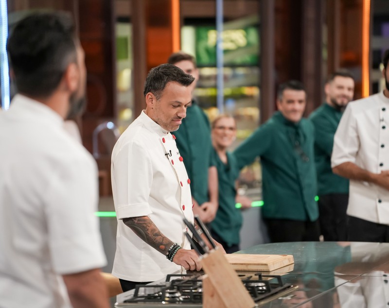 Finala Chefi la cuțite 2025, sezonul 16. Surprizele s-au ținut lanț în ediția din Ajun de Crăciun. Cine a câștigat premiul de 30.000 de euro