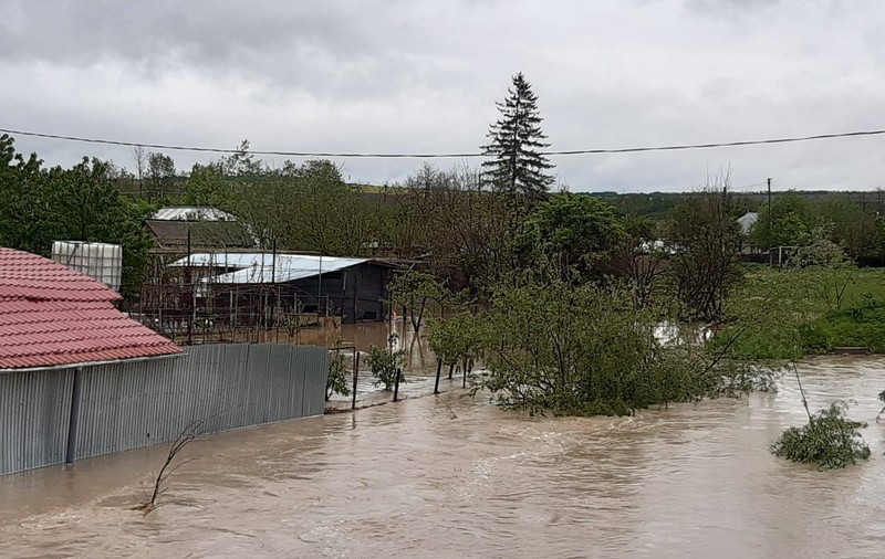 Indundații într-o comună din Bistrița-Năsăud. Aproape 30 de persoane au fost deja evacuate