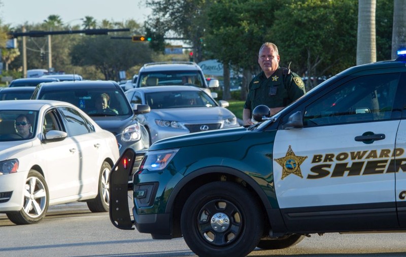 Mărturiile supraviețuitorilor atacului de la liceul din Florida. „Am auzit trei focuri de armă, apoi...”