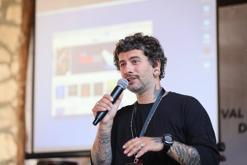Vali Bărbulescu, între munca de DJ și cea de fotograf Foto: vslo.ro