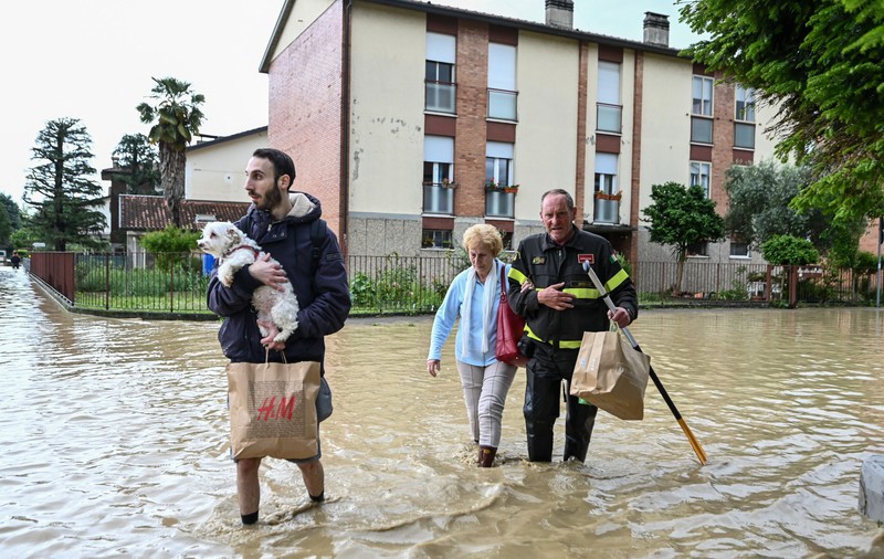Cod roșu de pericole, menținut în nordul Italiei, unde au revenit ploile. Zone întinse, în continuare sub ape