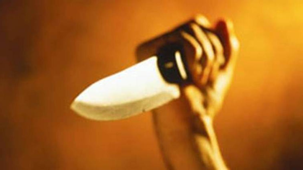 Un bărbat și-a înjurat socrii. Soția n-a suportat și l-a atacat cu un cuțit