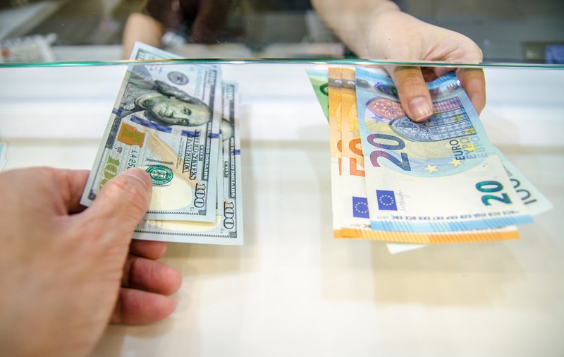 Ce înseamnă pentru fiecare român faptul că dolarul e pe cale să depășească euro. Atenție la pompă și la mâncare!