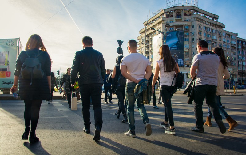 Exportăm bușteni și oameni. Mesajul îngrijorător primit de la tinerii din România: indiferent de clasa socială, toți vor să plece din țară