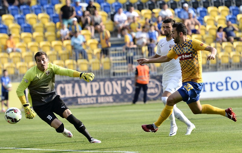 LIGA I. CSMS Iași - Petrolul 1-0. Gol Golubovici, gafă Pecanha! Meci slab, spre catastrofal, făcut praf și de arbitrul Găman! N-a dat două ”roșii” oaspeților și unul gazdelor!