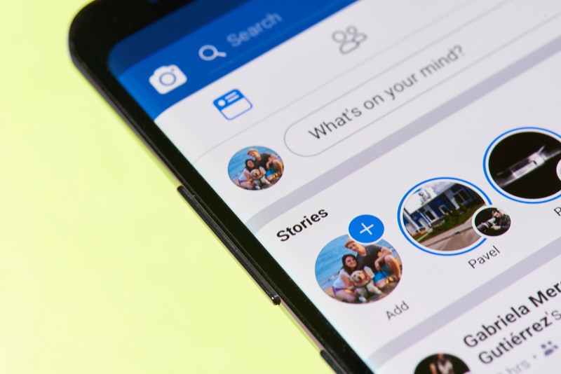 Meniul Facebook stories pe un smartphone