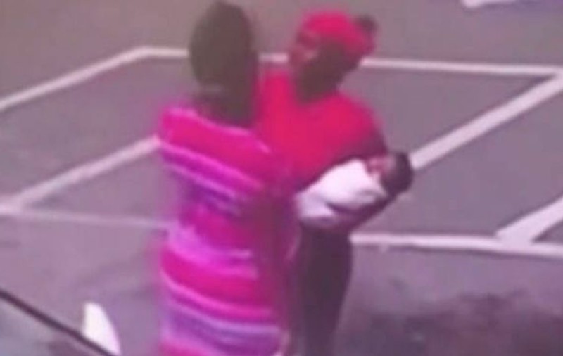 O fetiță de trei luni a murit după ce mama sa a scăpat-o din brațe în timpul unei bătăi în parcare