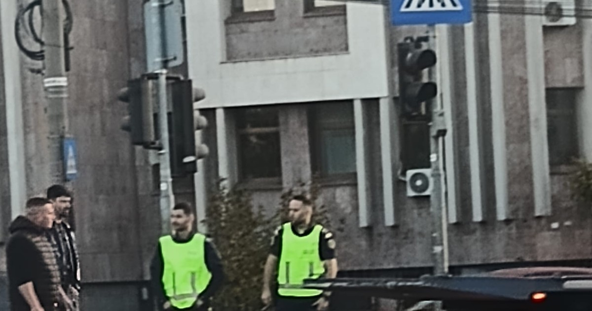 Imagine surprinsă la locul unui accident din Galați, unde un motociclist a fost spulberat de o mașină.