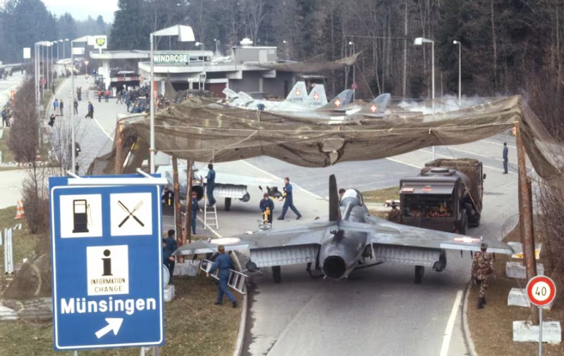 Forțele Aeriene Elvețiene vor efectua manevre de decolare și aterizare cu avioane de luptă pe autostradă. Germania și Austria, planuri pentru aceleași exerciții