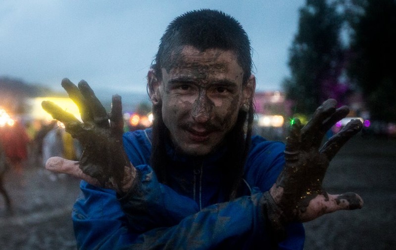 Dansul ploii, la Electric Castle | Au «înotat» în noroi, uzi până la piele, ca să-l vadă pe Skrillex