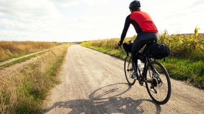 bărbat-plimbare-bicicleta