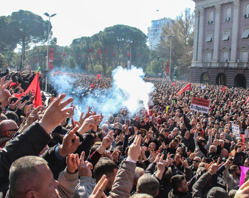 Protest în Albania, oprit cu gaze lacrimogene. Manifestanții au forțat intrarea în sediul Guvernului de la Tirana / FOTO&VIDEO