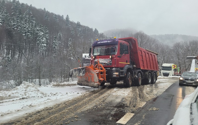 Drumarii au intervenit pentru a îndepărta zăpada de pe DN 15, în județul Harghita