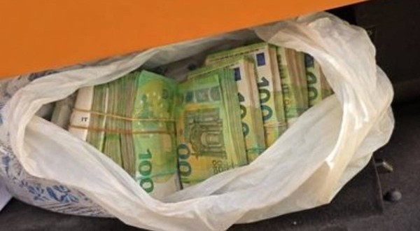 Doi români au rămas pe loc fără 63000 de euro după ce au fost opriți în Italia conducând un Rolls-Royce de lux