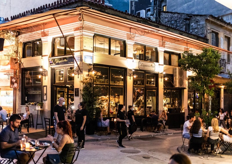 Imagine din septembrie 2020 din cartierul Psyri al Atenei, o zonă plină de baruri, cafenele și taverne | FOTO: Hepta
