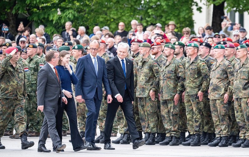 Țara din estul Europei în care Germania trimite o unitate militară permanentă, prima oară după Al Doilea Război Mondial