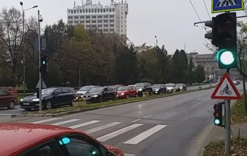 Un semafor inteligent dă verde pentru mașini și pietoni în același timp. Scene derutante la Timișoara