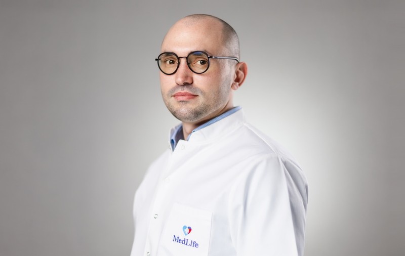 [Medici Buni] Dr. Rață Mihai, Spitalul de Ortopedie și Chirurgie Plastică MedLife: „Toți trebuie să ne dorim să fim mai buni azi pentru pacienții de mâine”