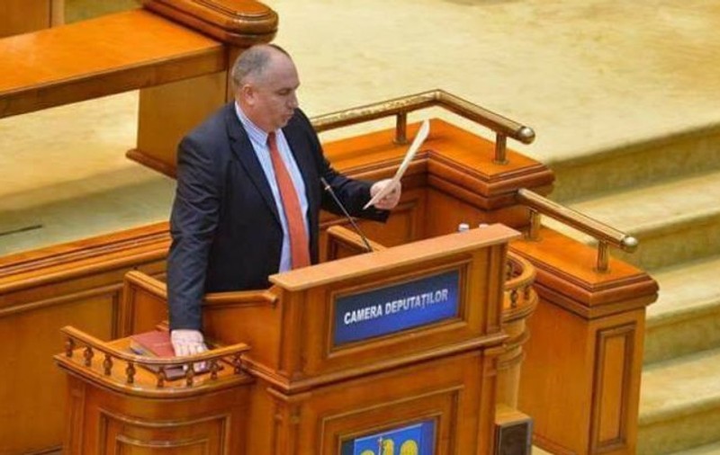 Deputatul s-a crezut polițist. A oprit o ambulanță în trafic și a cerut socoteală șoferului