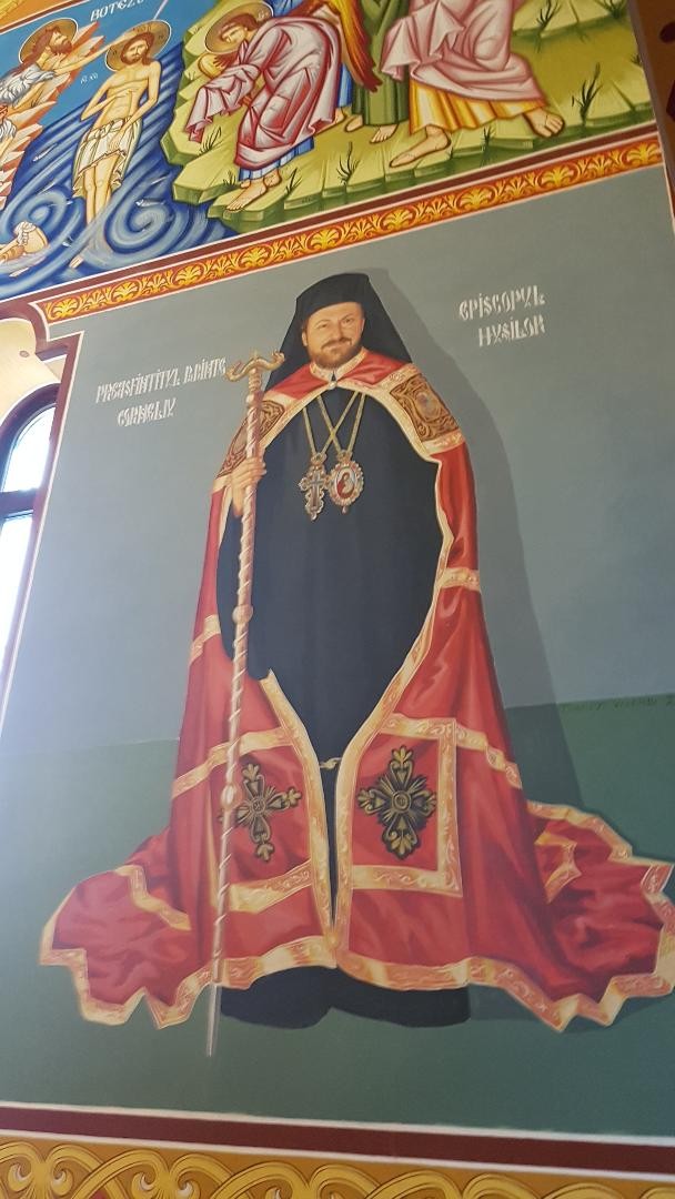 Fostul episcop, pe peretele bisericii din Corni Albești