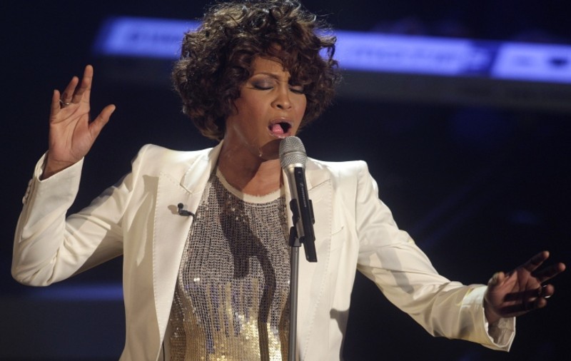 Whitney Houston falsează la concerte din cauza fumatului 