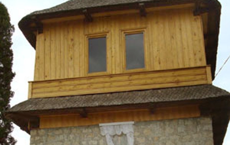 Biserică din Bacău, arsă într-un incendiu. Pompierii au venit cu trei autospeciale