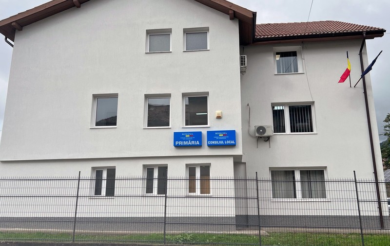 O comună din Transilvania cu terenuri bogate în metale prețioase a ajuns datoare la stat cu peste 8 milioane de lei. ANAF vrea să scoată la vânzare sediul primăriei