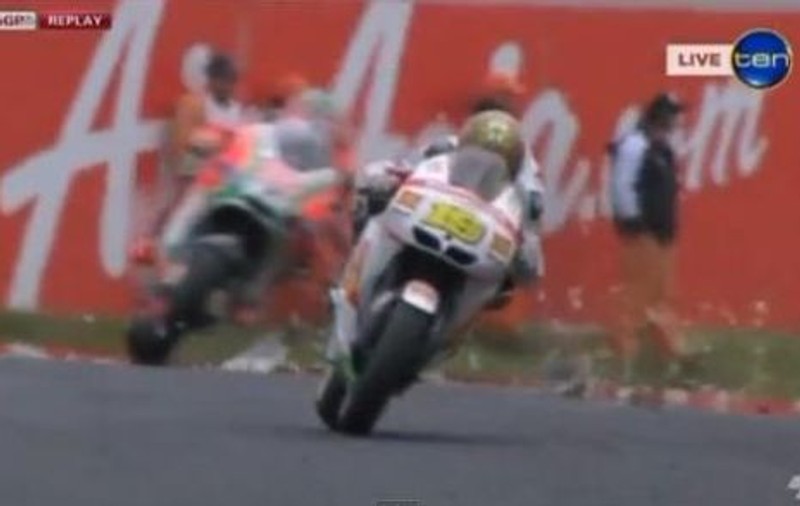 Un motociclist a făcut praf doi pescăruşi pe circuitul din Australia | VIDEO INCREDIBIL