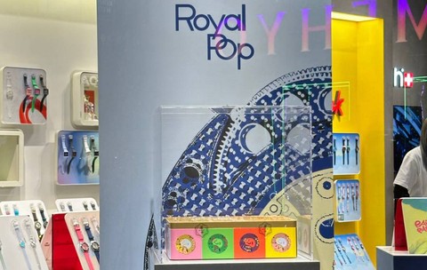 Cum arată Royal Pop, ceasul „ieftin de lux” lansat de Swatch și inspirat de Audemars Piguet Royal Oak, pentru care se va sta la cozi uriașe în toată lumea