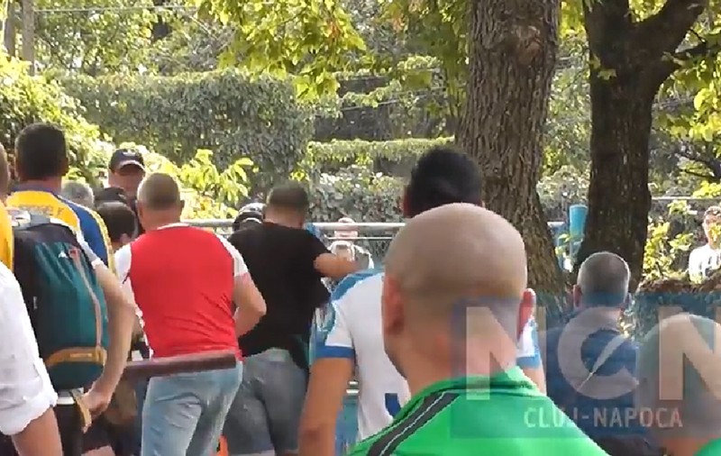 Scandal și bătaie în toată regula între suporteri români și unguri la Cluj: ”Vedeți că ne omoară copiii aici” | VIDEO