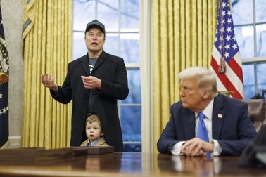 Elon Musk, alături de fiul său și de președintele american Donald Trump vorbind la o întâlnirea cu ziariștii în Biroul Oval. Foto: Profimedia