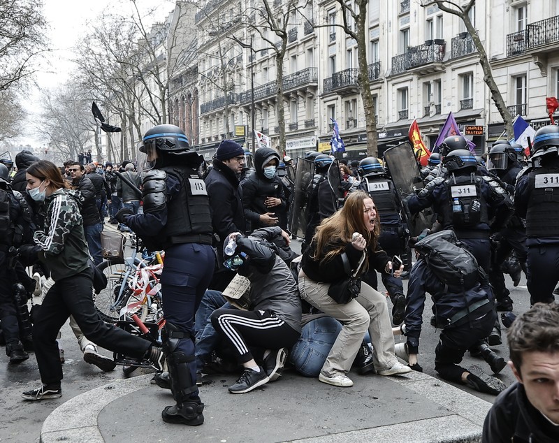 Imobile vandalizate și ciocniri violente cu poliția, în Franța, în timpul noilor proteste față de reforma pensiilor. 37 de persoane, arestate