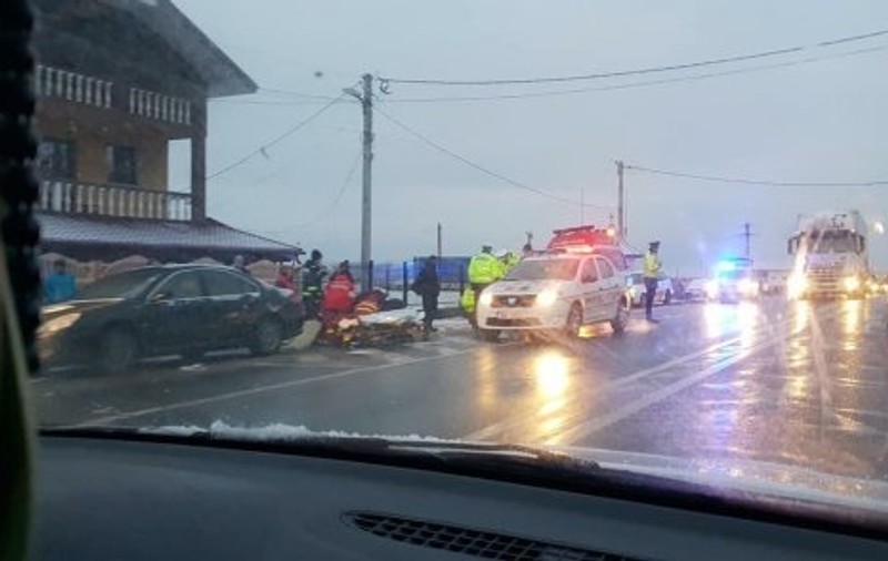 Caiete în noroiul drumului! Încă o fetiță lovită pe strada unde a fost paralizată Ana Maria Tănasă. Ea traversa neregulamentar!