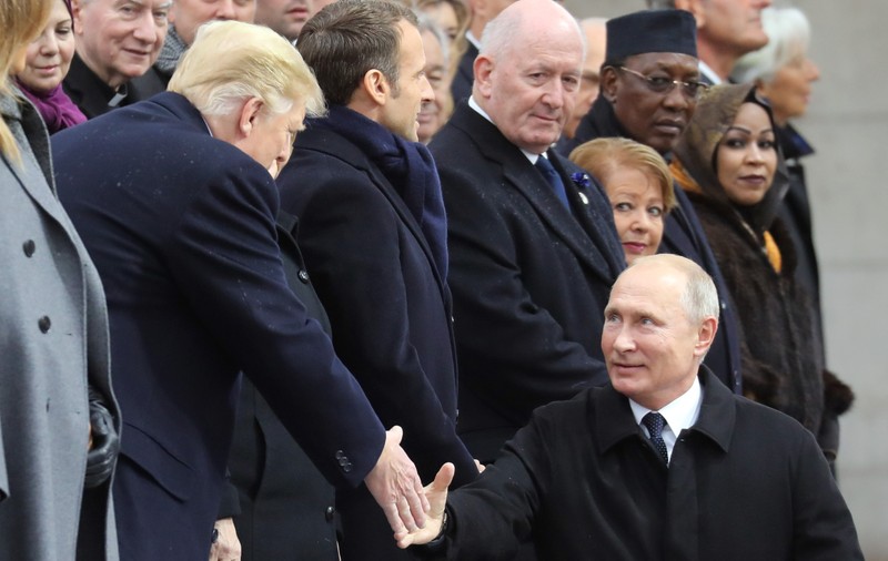 VIDEO | Gestul lui Vladimir Putin față de Donald Trump, la Paris. Momentul surprinzător a fost filmat