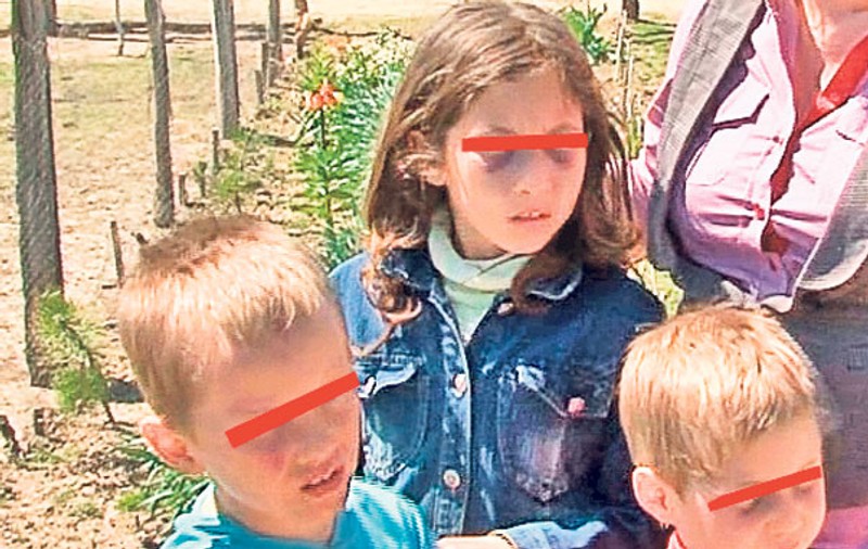 Şocant! Şi-a dat copiii cu capul de pereţi pentru un pix!