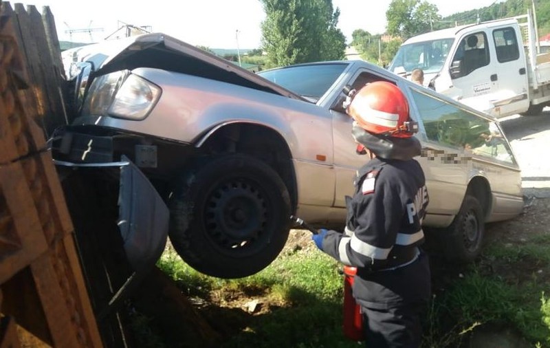 O autoutilitară a intrat într-un cortegiu funerar, în județul Argeş. Șoferul dricului a fost rănit, iar o altă persoană a suferit un atac de panică