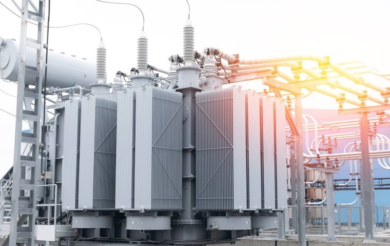 Transformator de înaltă tensiune de înaltă putere electrică la substație pe centrala electrică. Sursă foto: Shutterstock