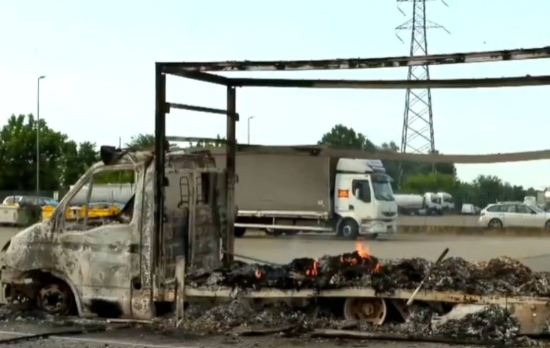 Jaf cu împușcături, la Milano: banda de hoți a dat foc la 6 mașini și a pus benzi de cuie pe jos, ca să poată fugi cu două camioane