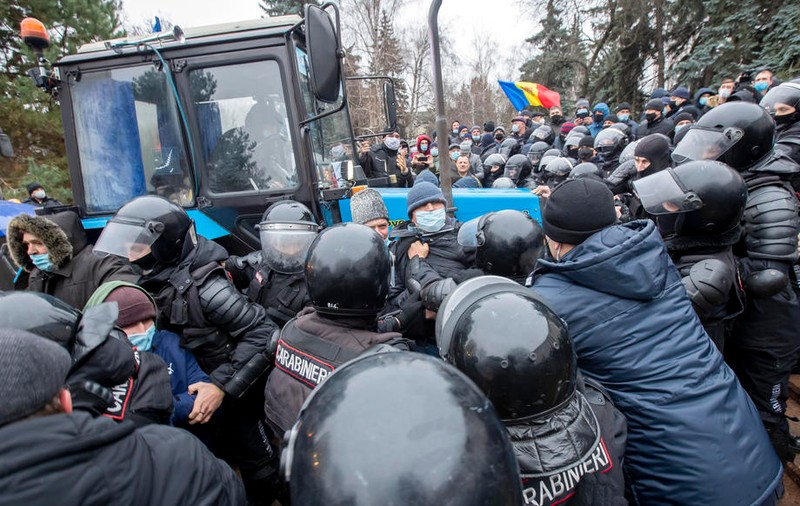 VIDEO | Îmbrânceli între polițiști și fermieri la Chișinău. Protestatarii au urcat cu tractoarele pe treptele Parlamentului