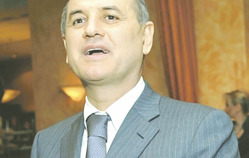 Copos lucrează la buget