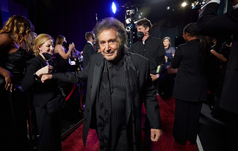 Cine e tânăra brunetă care a fost surprinsă recent alături de Al Pacino. Curând actorul va împlini 82 de ani